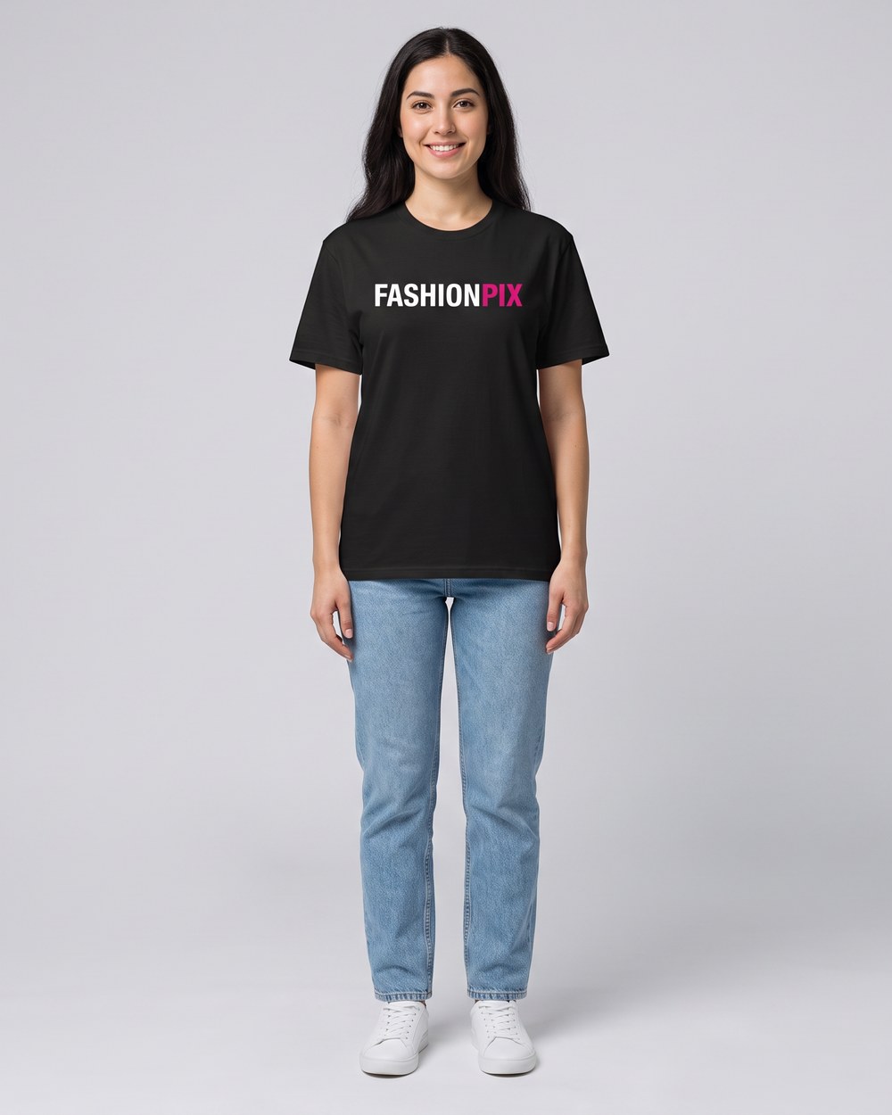 Zwart T-shirt met FASHIONPIX-opdruk, gedragen door een model in een studio