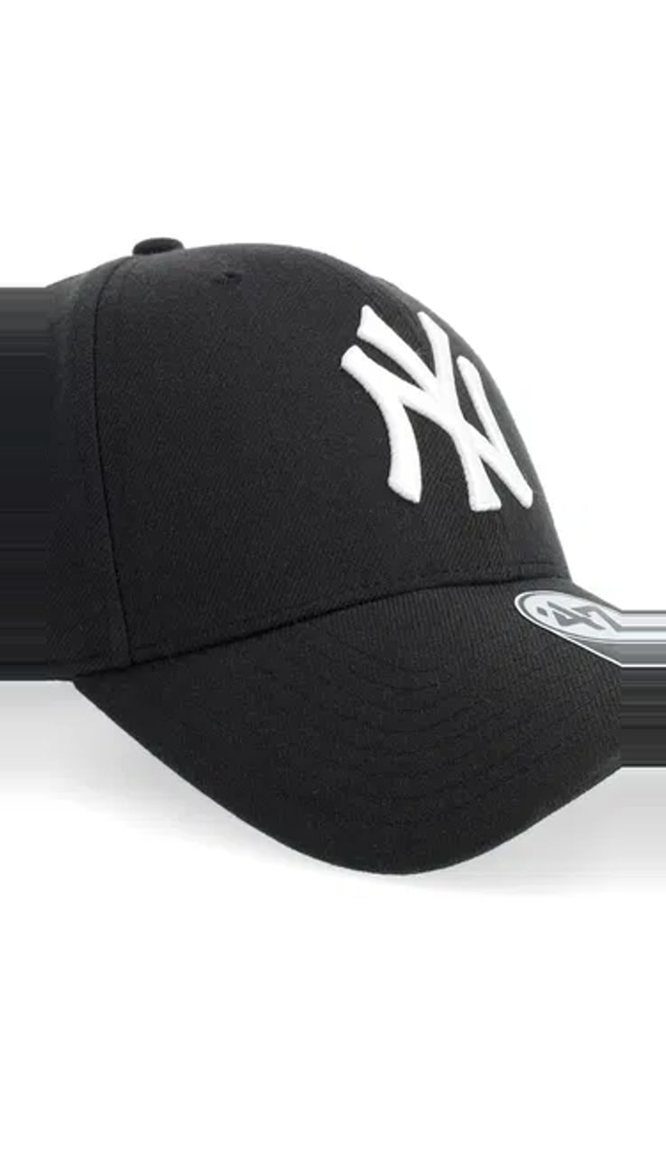 Zwarte baseballcap met wit logo op de voorkant, schuin van voren gefotografeerd