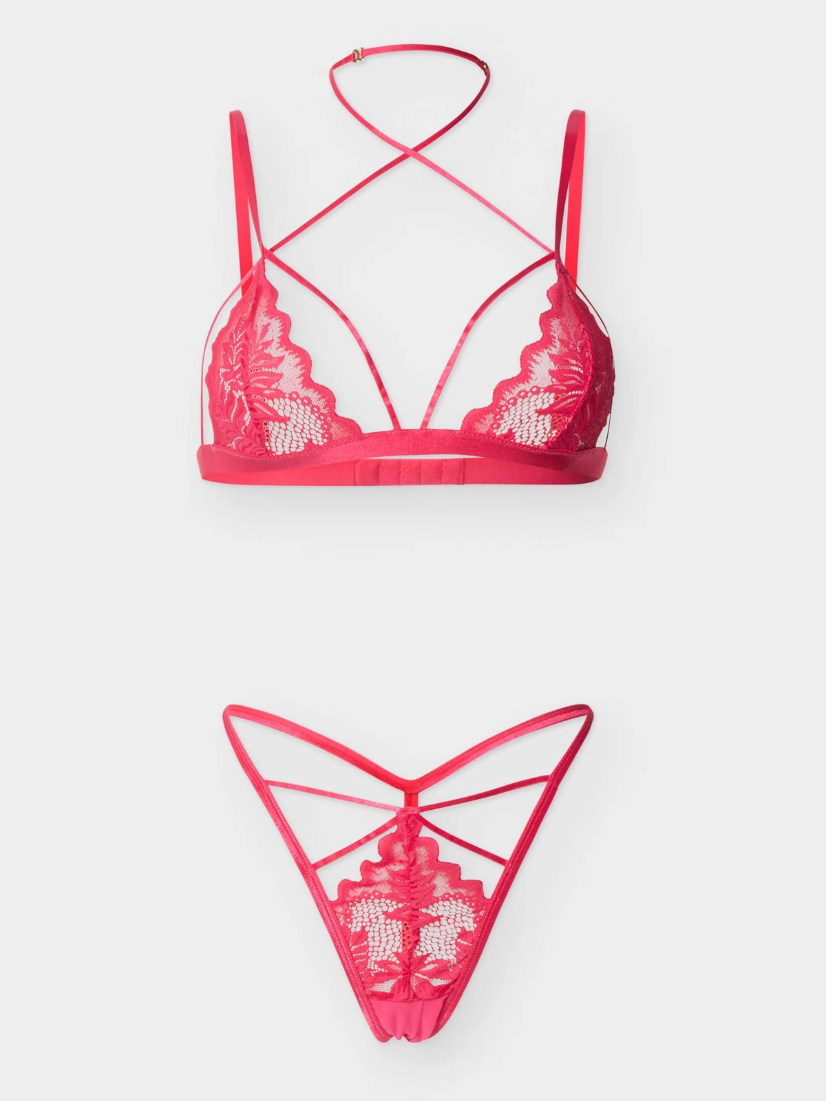 Felrode kanten lingerieset — bh en slip — platgelegd op een lichtgrijze ondergrond