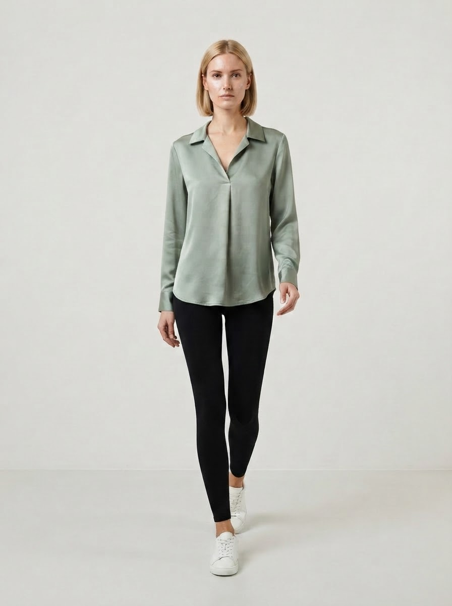 Hetzelfde model Iris draagt een saliegroene satijnen blouse