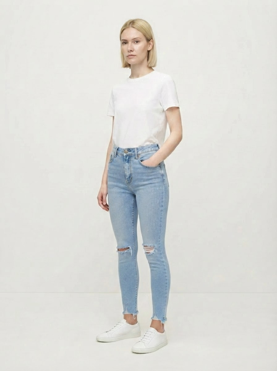 Hetzelfde model met dezelfde jeans, driekwart gedraaid