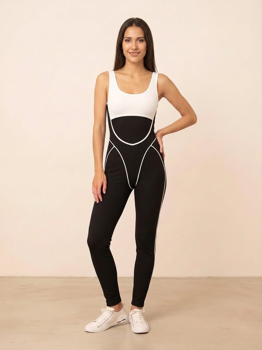Dezelfde cut-out jumpsuit, driekwart met de hand in de zij