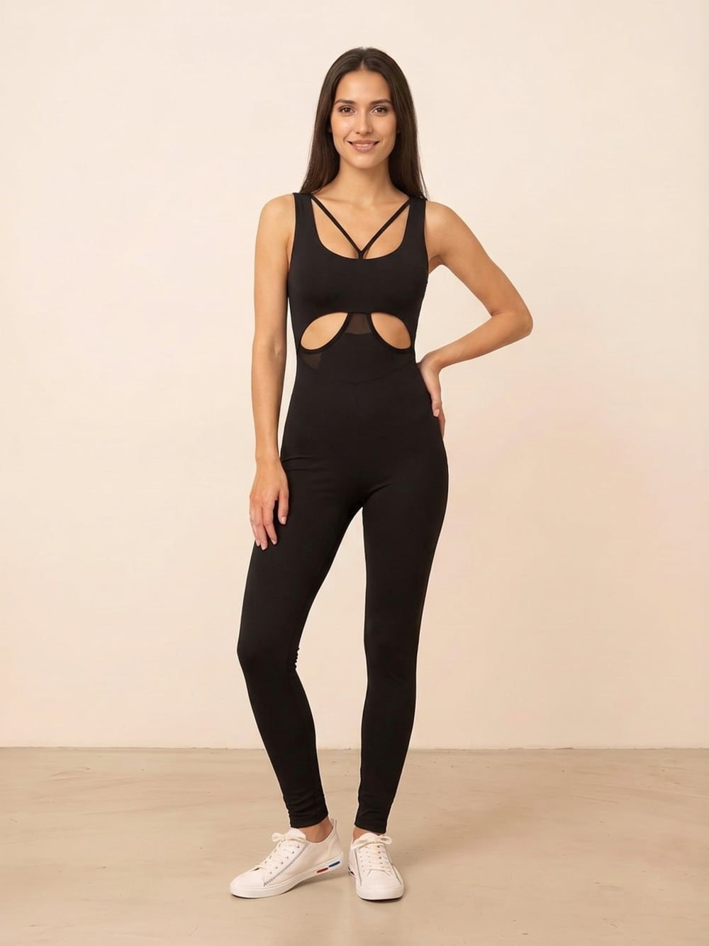 Dezelfde jumpsuit, driekwart met de hand in de zij