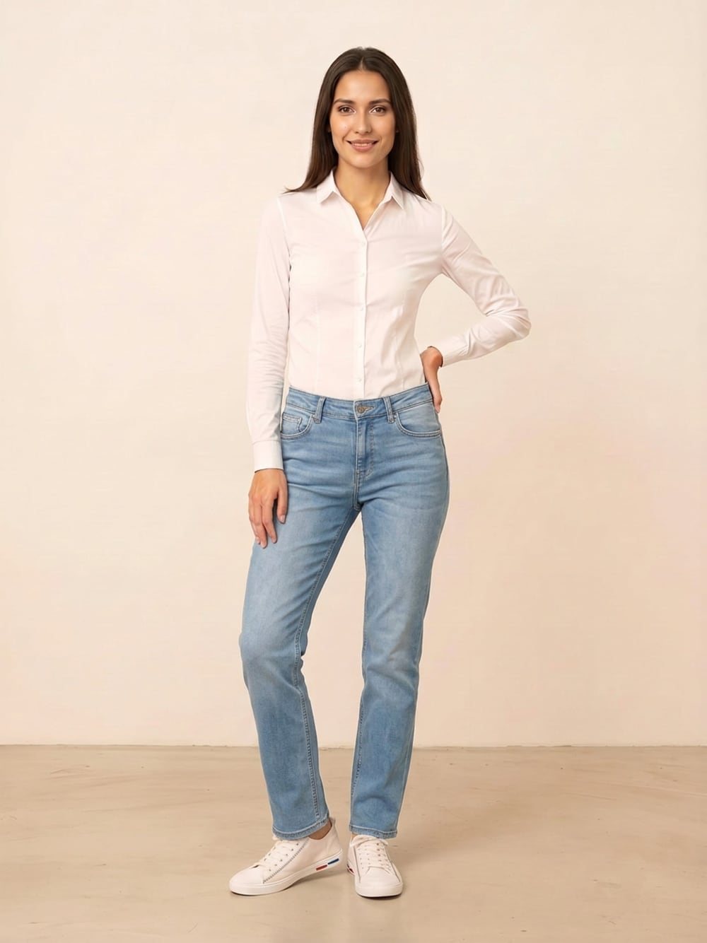 Dezelfde jeans, driekwart met de hand in de zij