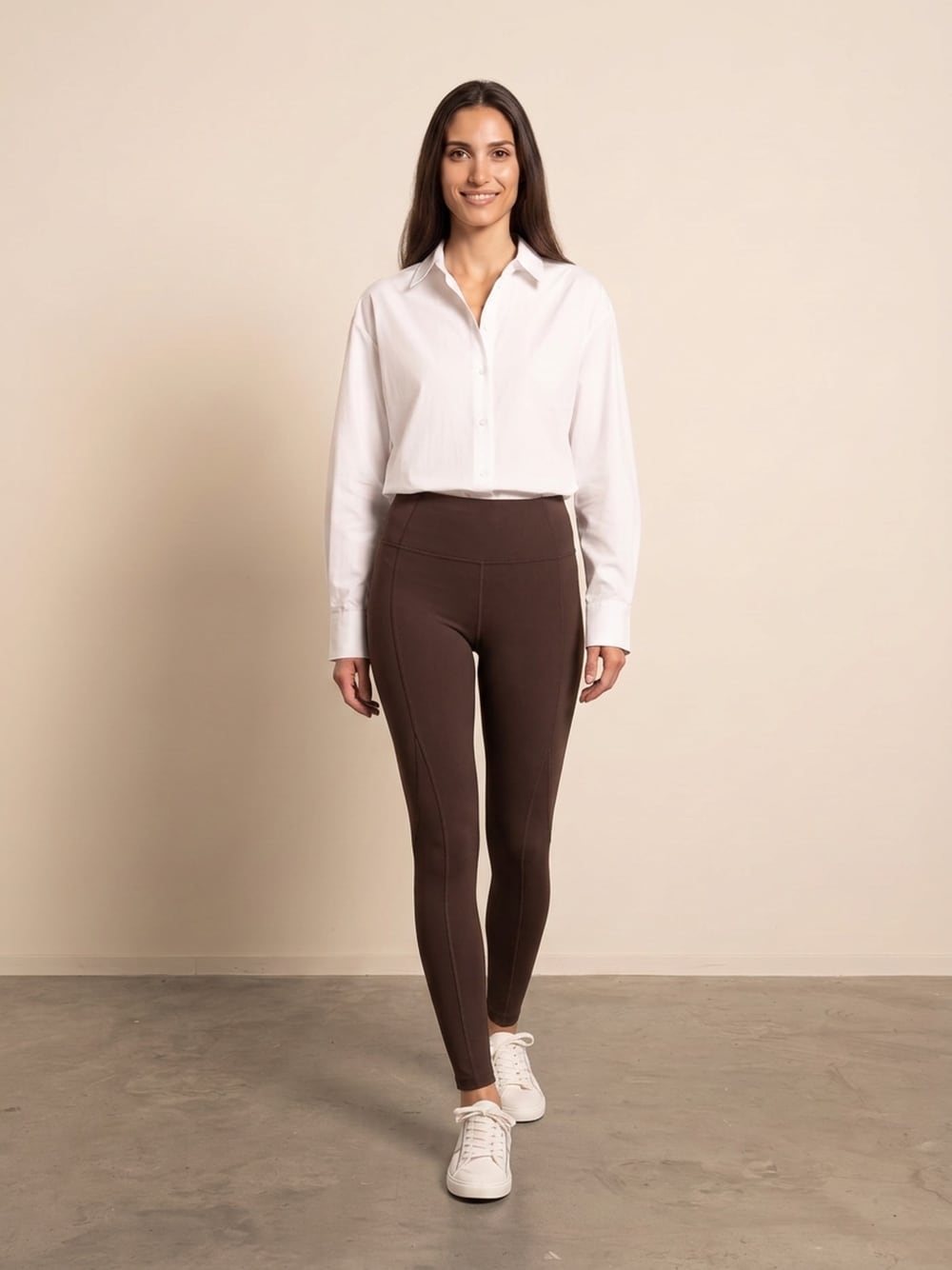 Sara draagt een espressobruine naadloze sportlegging met hoge taille, recht van voren, glimlachend