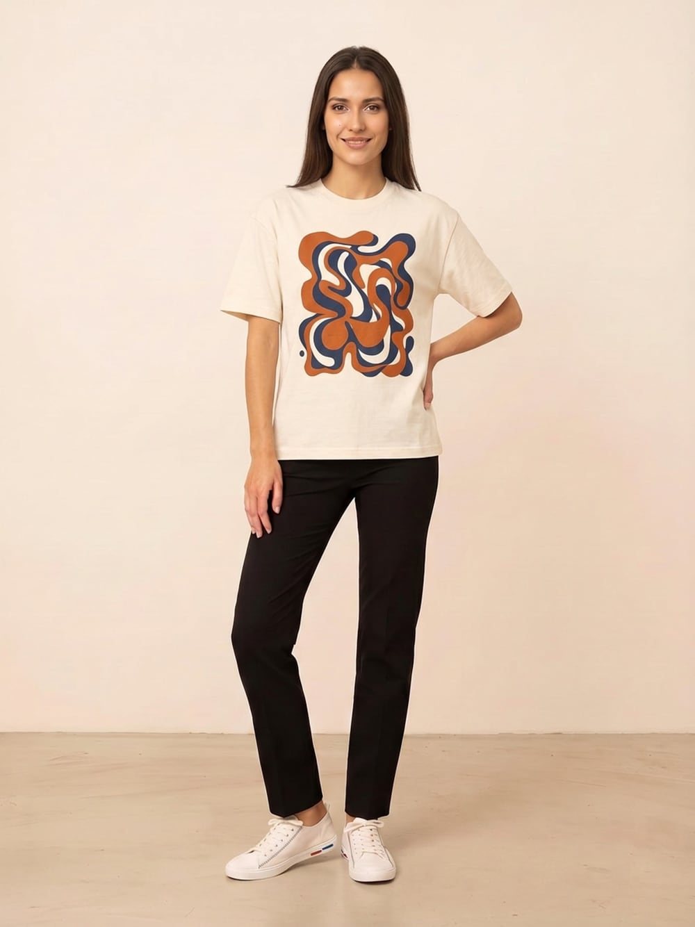 Hetzelfde T-shirt, driekwart met de hand in de zij