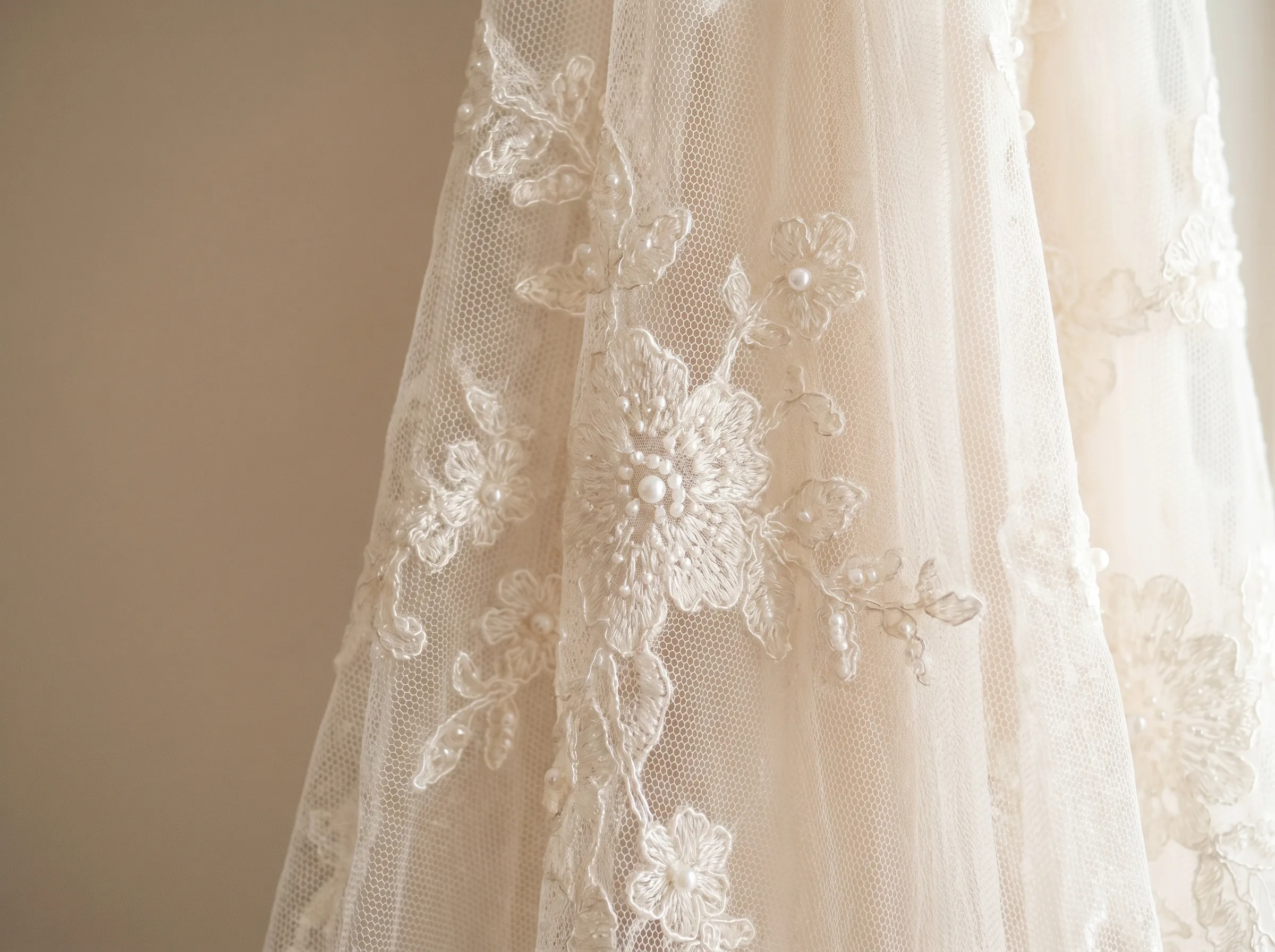 Detailfoto van kant op een trouwjurk voor een professionele productpagina