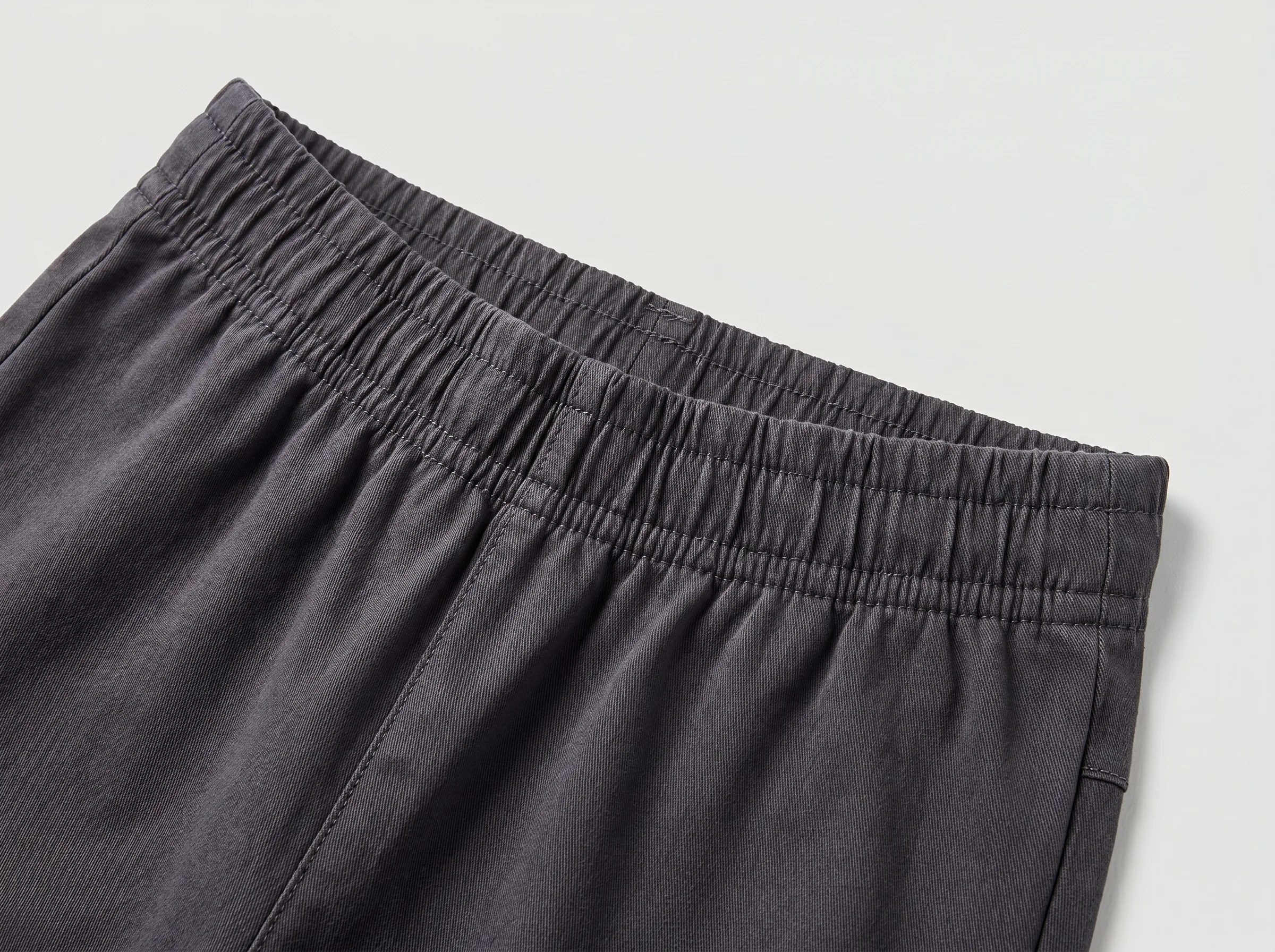 Detailfoto van een elastische tailleband op een zwangerschapsbroek voor webshop productfotografie